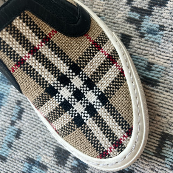 Burberry slip on size 5 - Picture 8 of 9